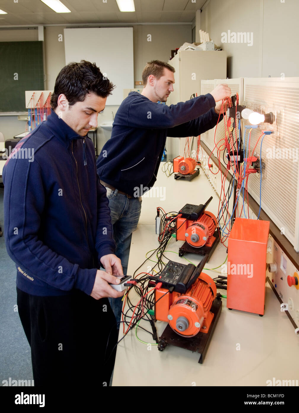 Electrican al lavoro nella scuola di formazione per maestri artigiani Foto Stock