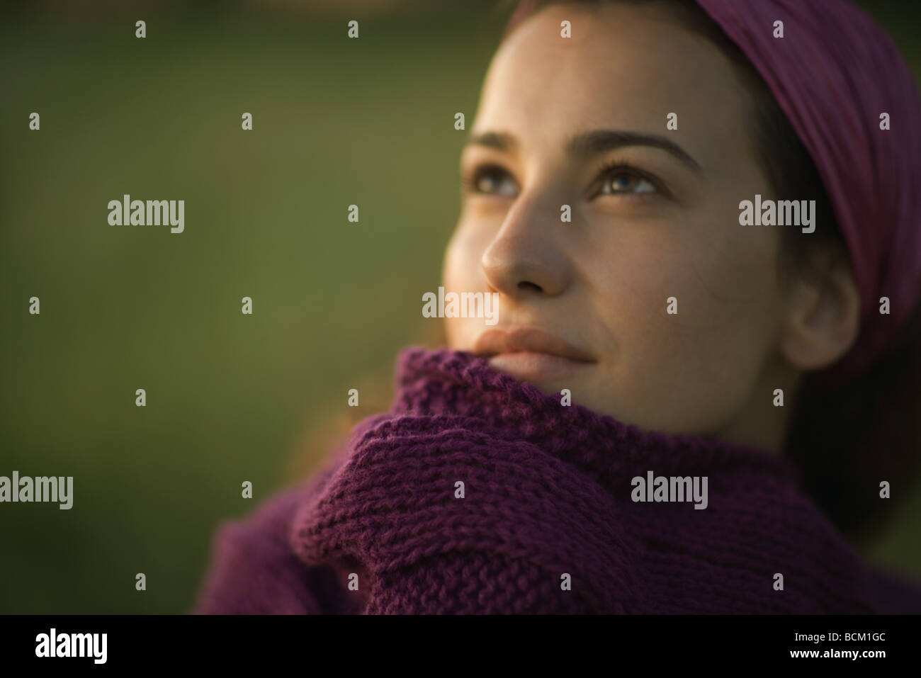 Donna maglione di trazione fino alla faccia, guardando in alto, close-up Foto Stock