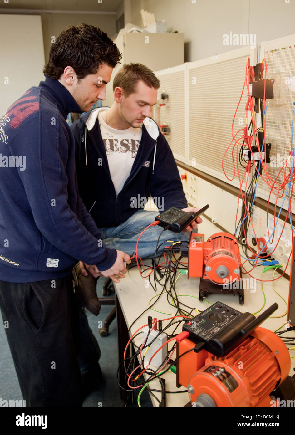 Electrican al lavoro nella scuola di formazione per maestri artigiani Foto Stock