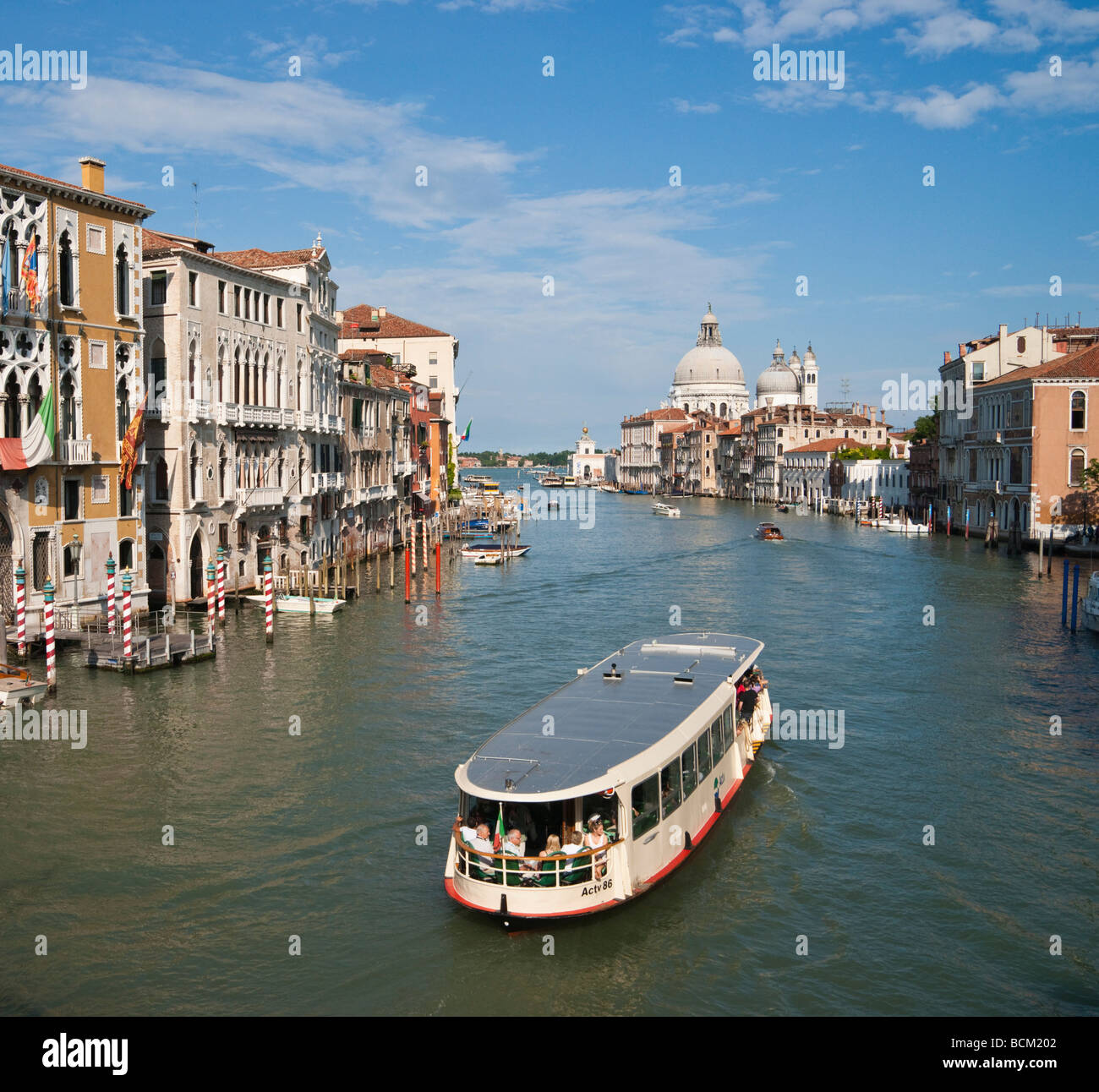 Venezia vaporetto visto dal ponte dell'Accademia dirigendosi verso la salute Foto Stock