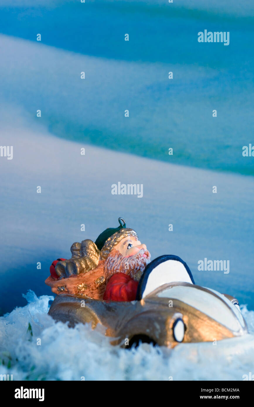 Babbo Natale figurine auto guida in presenza di neve Foto Stock