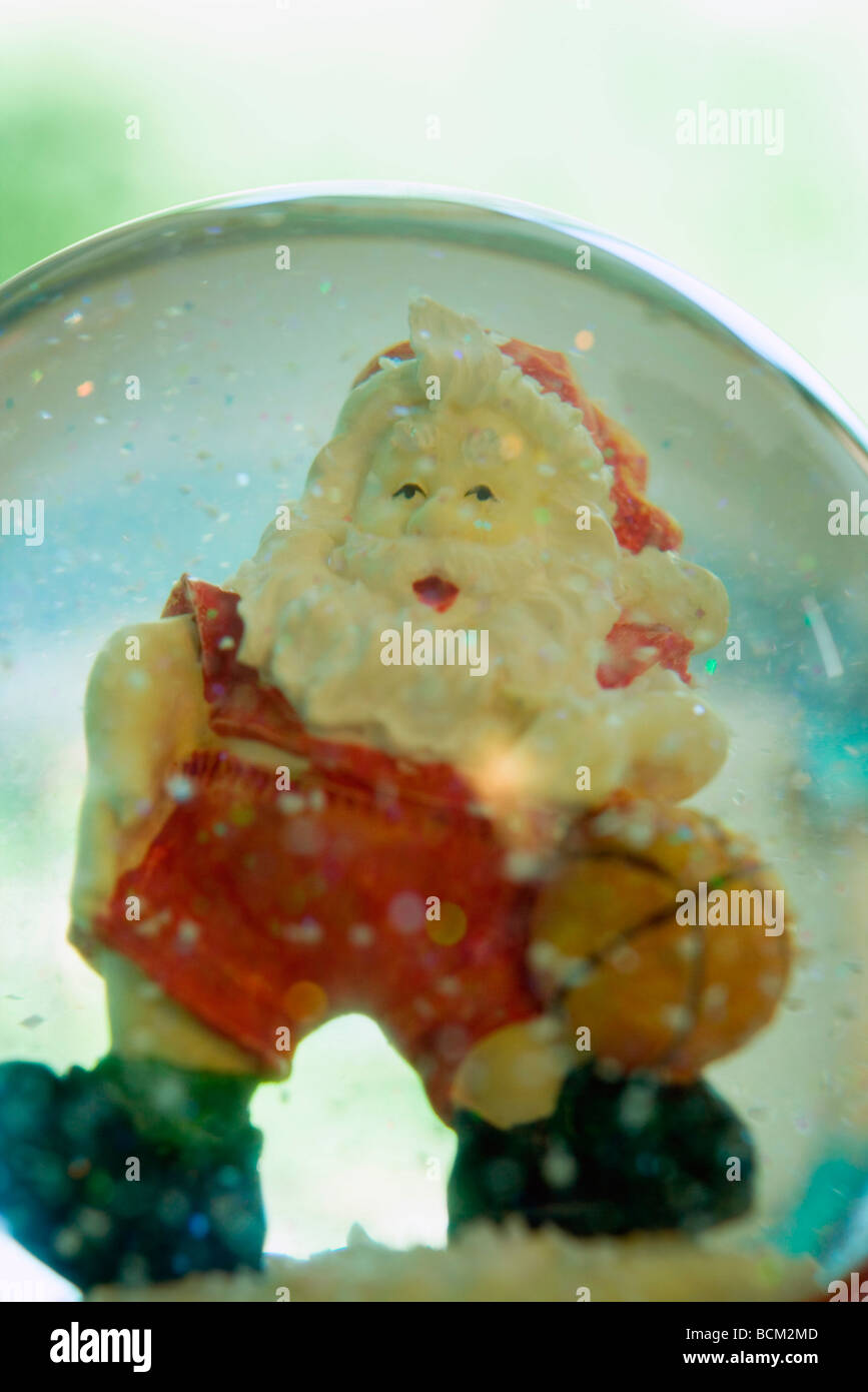 Babbo Natale giocare a basket in Snow Globe Foto Stock