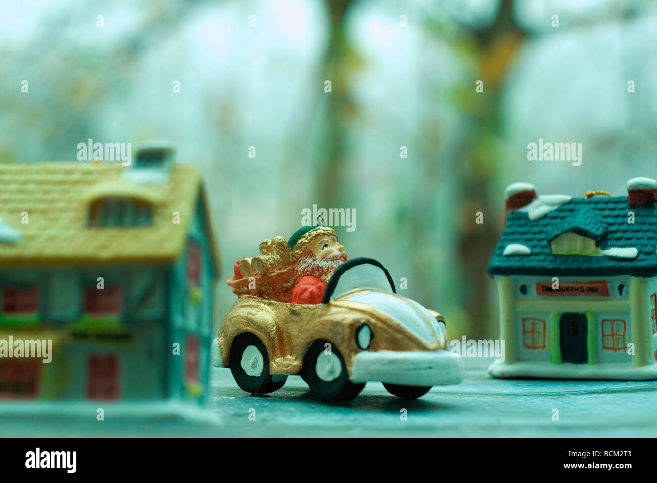 Santa Claus statuetta car guida attraverso il villaggio Foto Stock