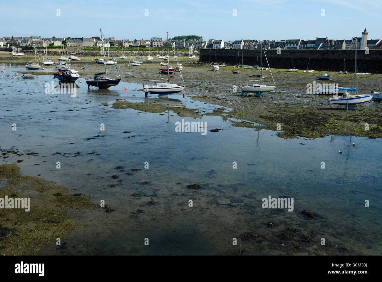 Porto di Roscoff in Bretagna a bassa marea Foto Stock