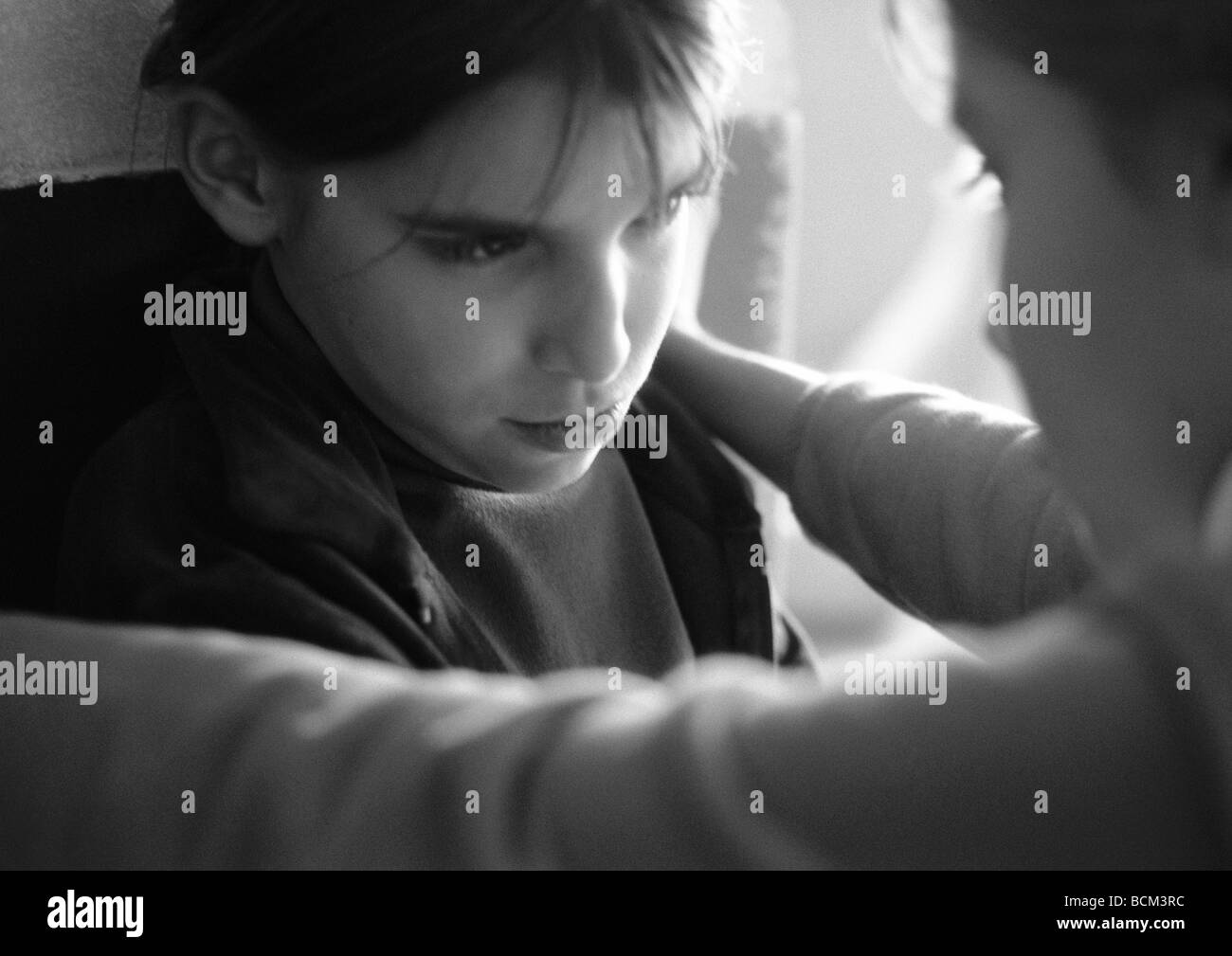 Due bambini, faccia a faccia, uno Busbana francese Foto Stock