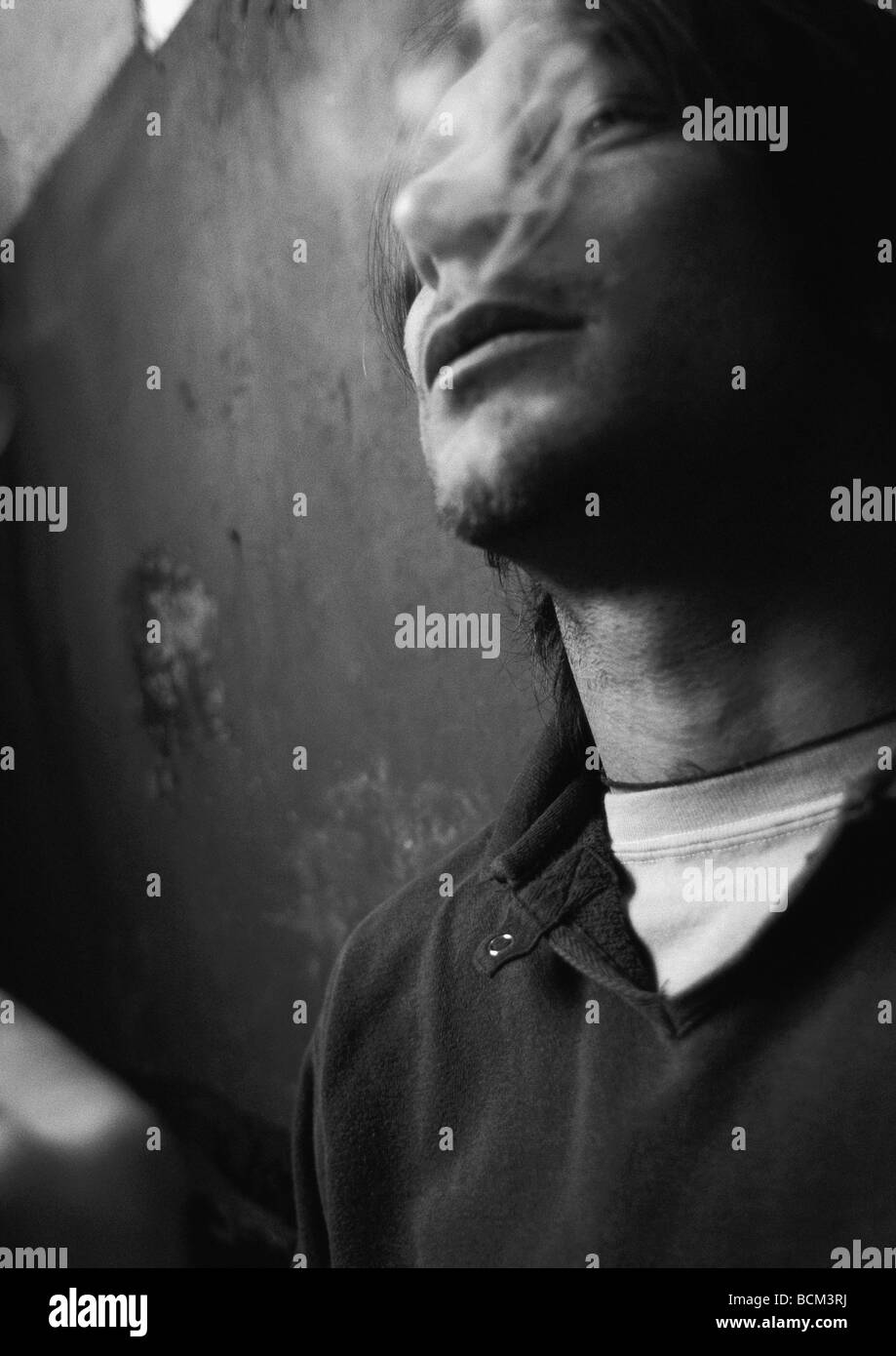 Uomo di fumare, basso angolo di visione Foto Stock