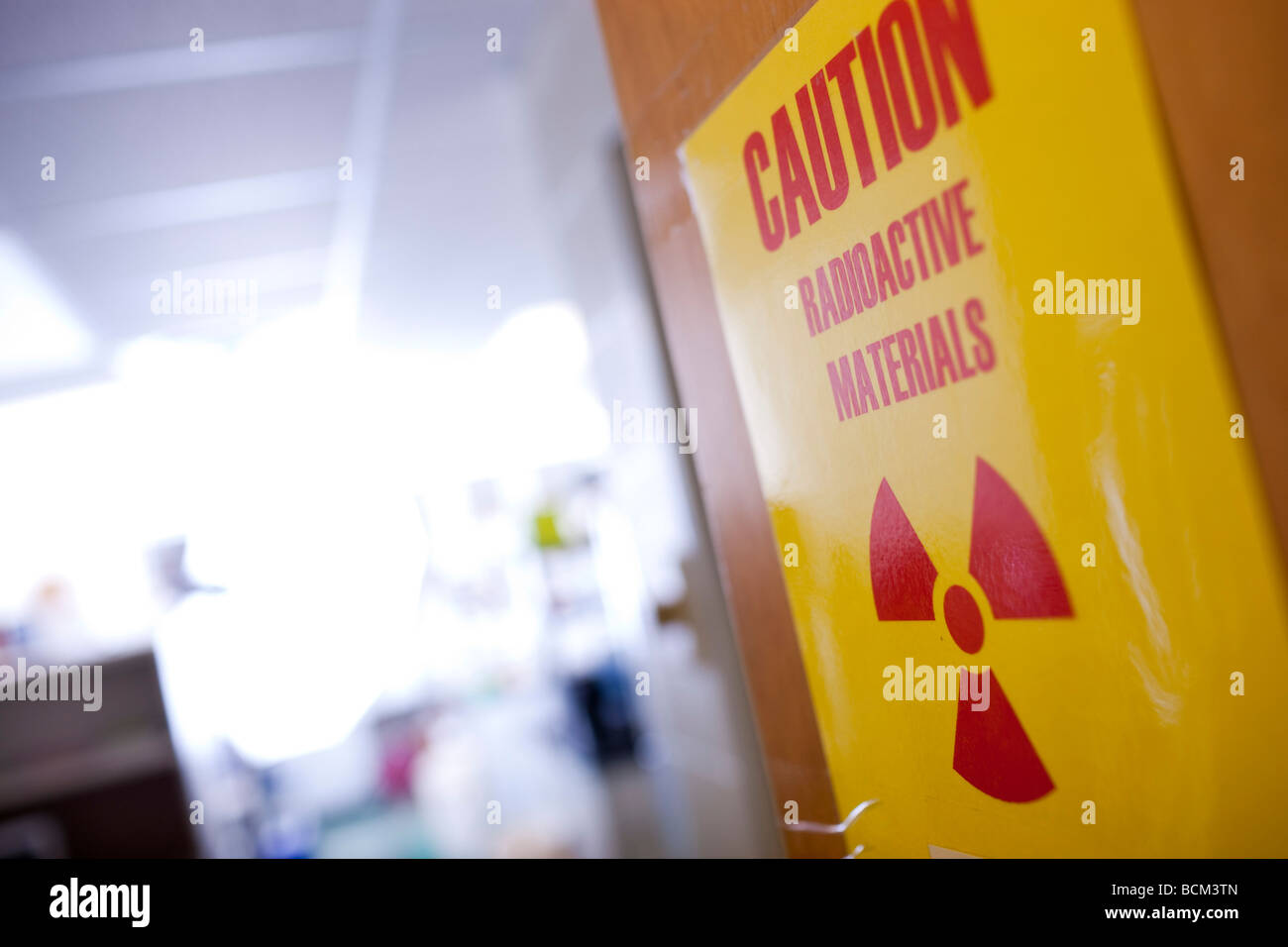 Attenzione materiali radioattivi segno sulla porta in aula Foto Stock