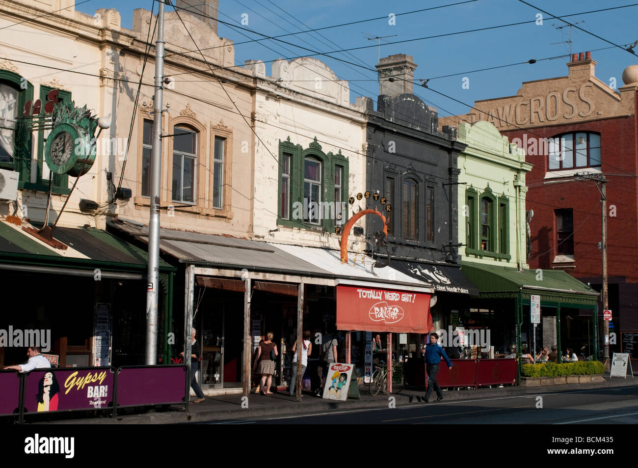 Scena di strada con caffè su Brunswick Street Fitzroy Melbourne Victoria Australia Foto Stock