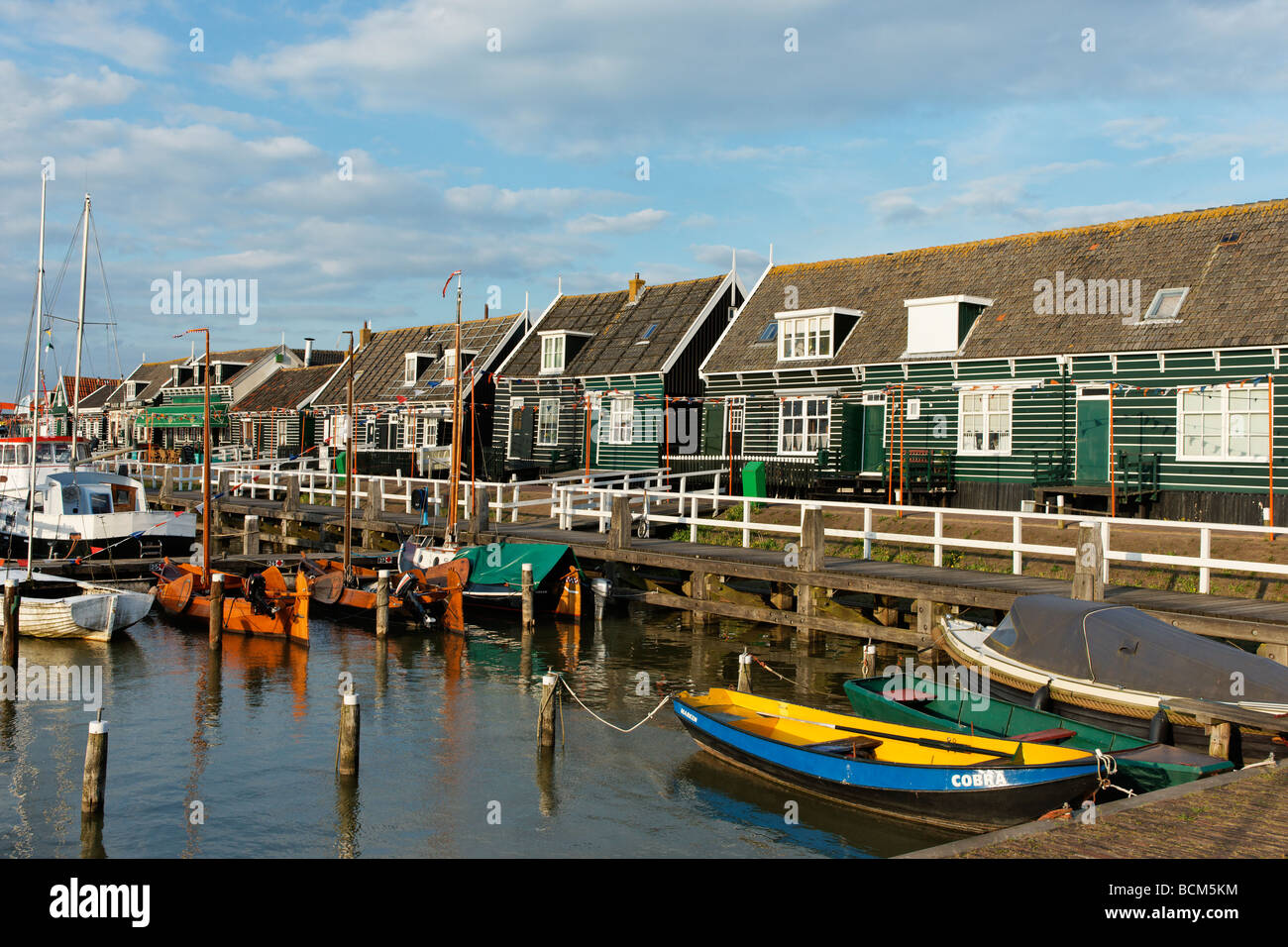 Sul lato del porto case di Marken, Waterland, North Holland, Paesi Bassi. Foto Stock
