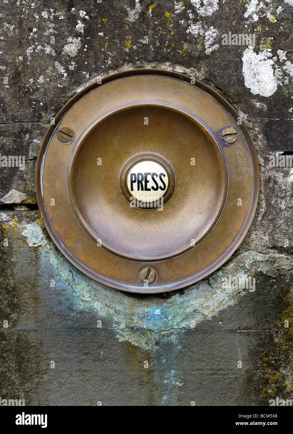 Periodo antico campanello set push nel muro di pietra Foto Stock