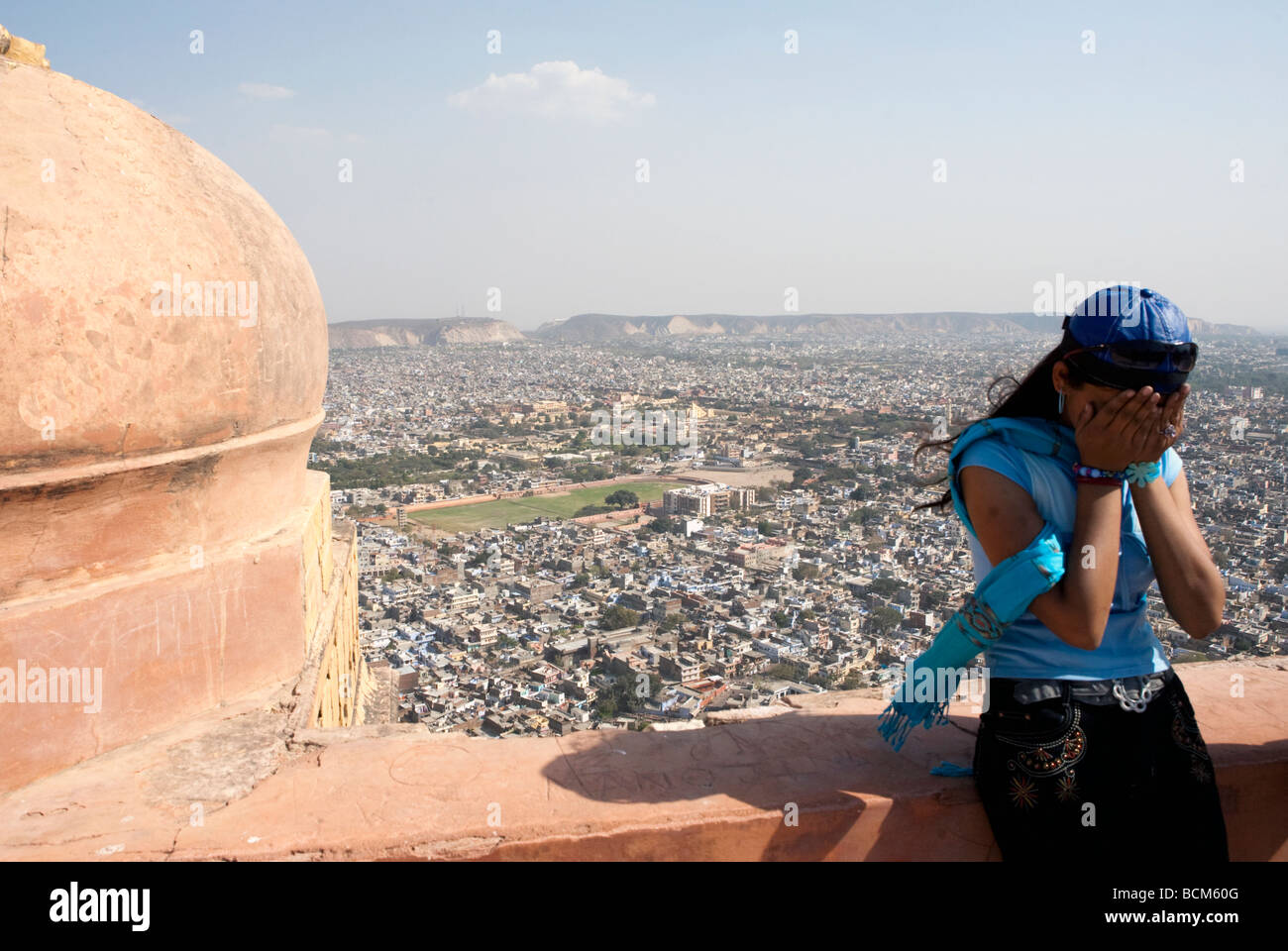 Donna indiana sulla Forte Amber Jaipur India Rajasthan Foto Stock