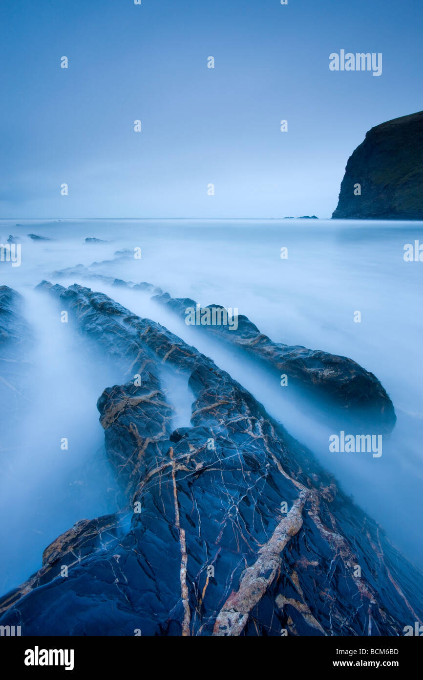 Sponde rocciose di Crackington Haven al crepuscolo Cornwall Inghilterra Marzo 2009 Foto Stock