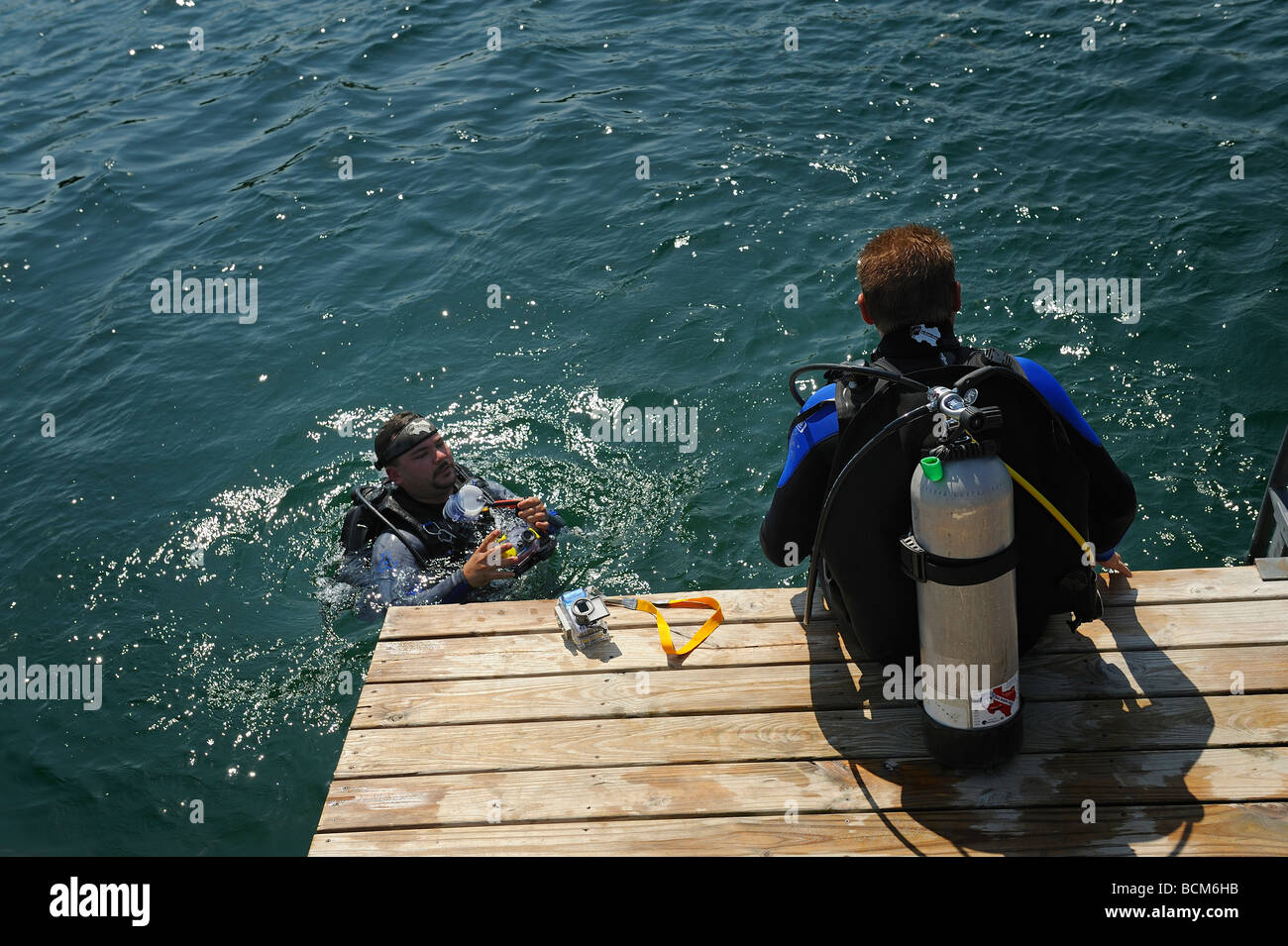 Due sommozzatori di parlare prima di un tuffo in Clear Spring Lake Texas Foto Stock