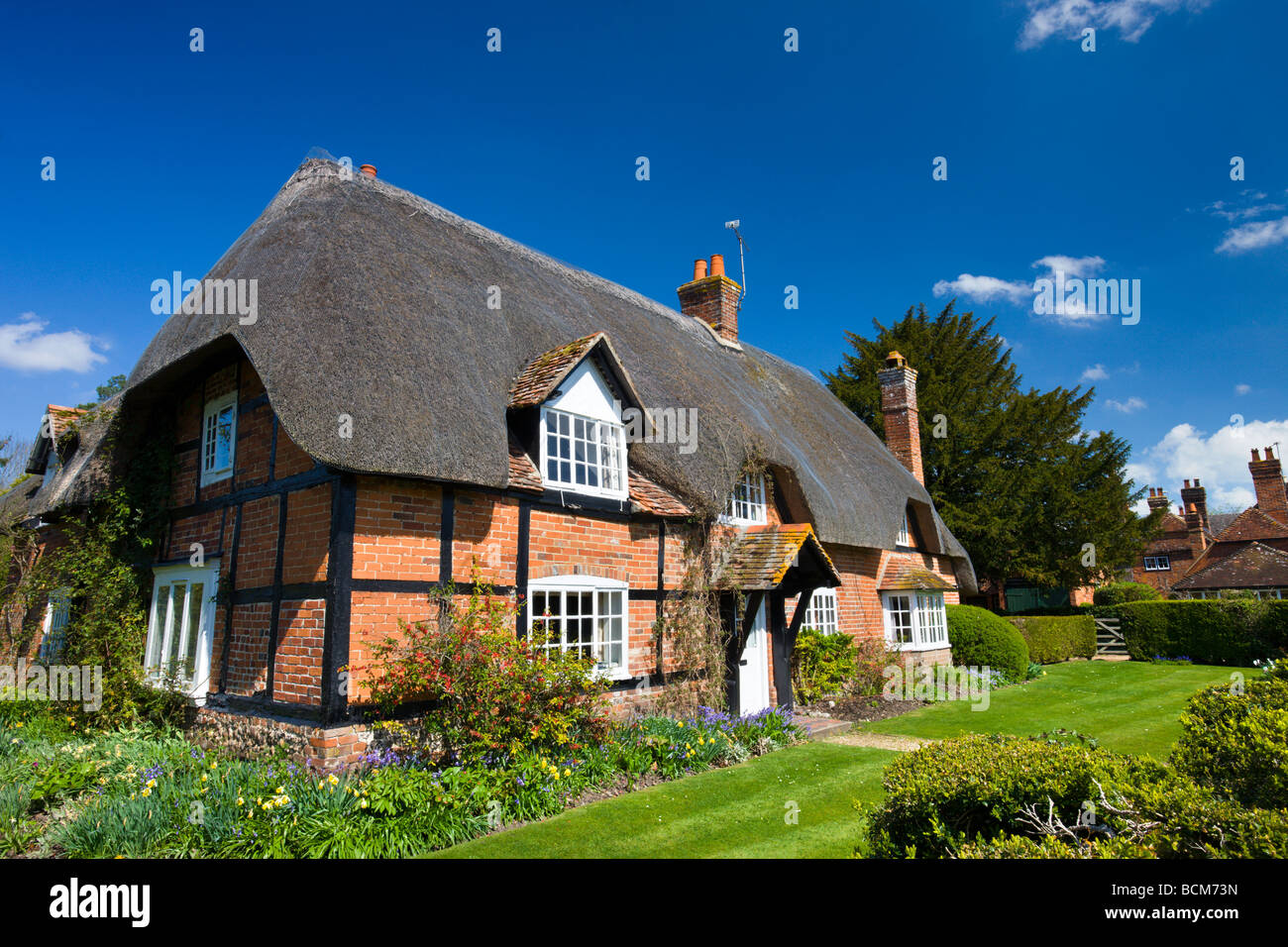 Pittoreschi cottage con tetto in paglia e il giardino di Longparish Hampshire Inghilterra molla Aprile 2009 Foto Stock