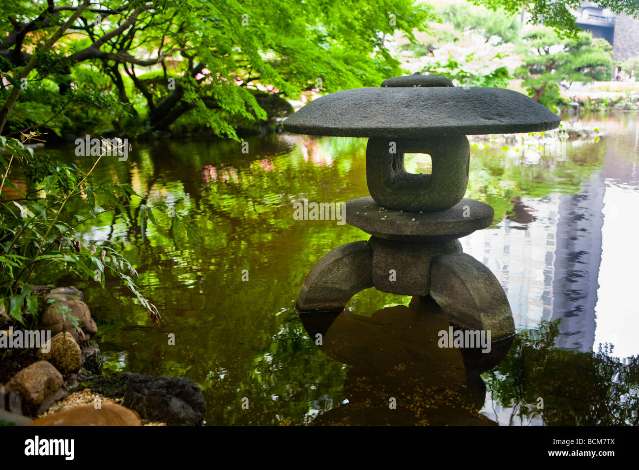 La scultura di pietra in un giardino giapponese a Tokyo Giappone Foto Stock