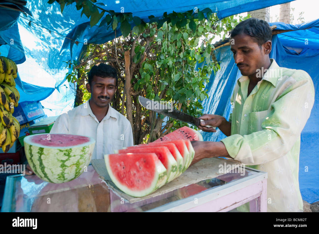 Uomo di anguria per affettare in Kerala India Foto Stock