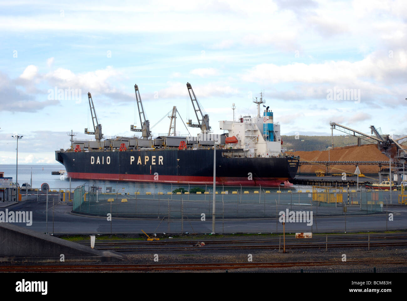 Carta Daio nave Taio Cosmos caricamento con trucioli di legno al Porto di Burnie in Tasmania Foto Stock