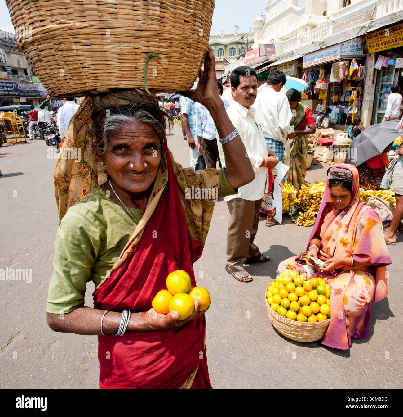 Donna locale vendita di arance mercato Devarja Mysore lo stato di Karnataka India Foto Stock