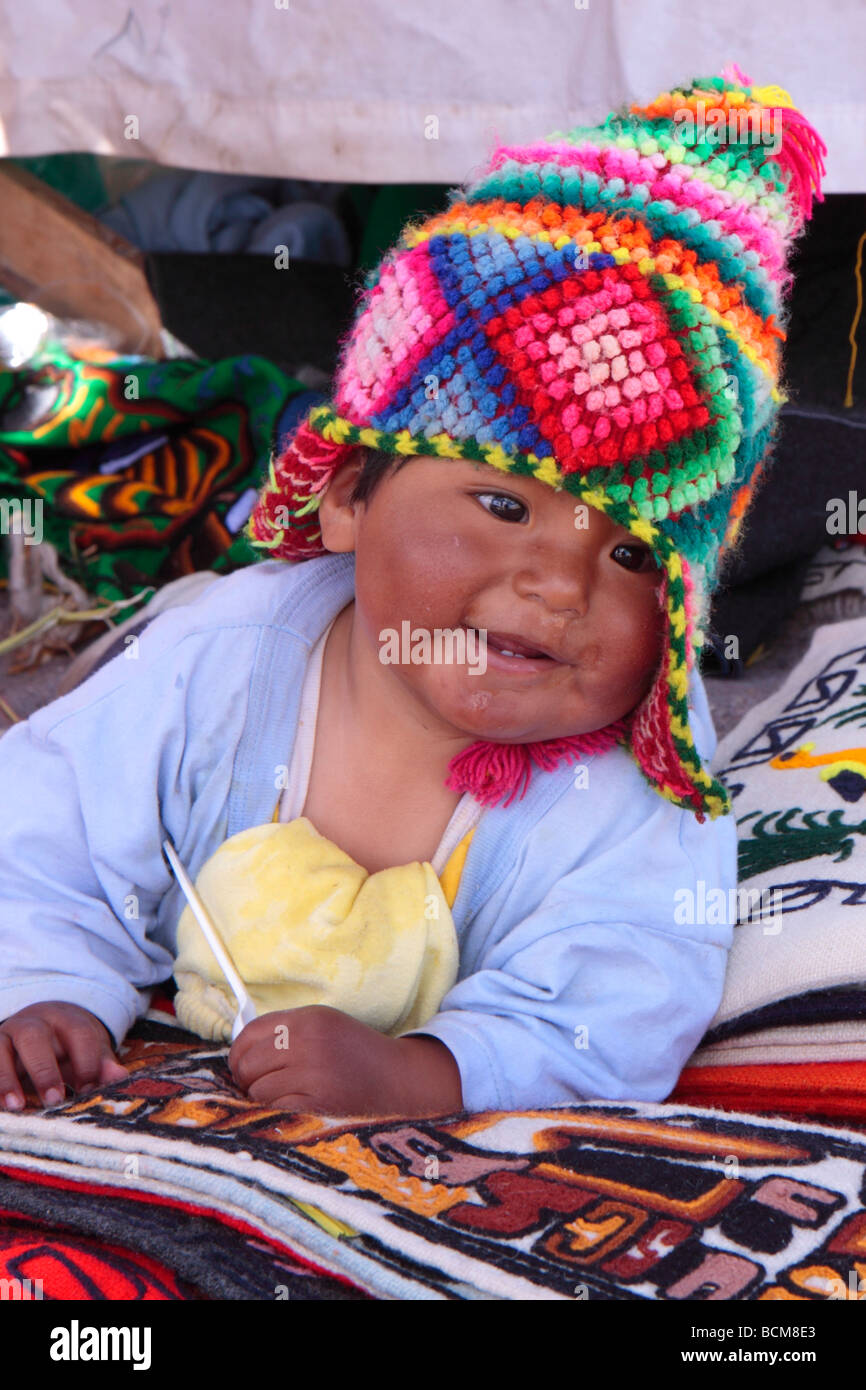 Ritratto di un giovane bambino su un Uro Island, il lago Titicaca, Puno, Perù Foto Stock