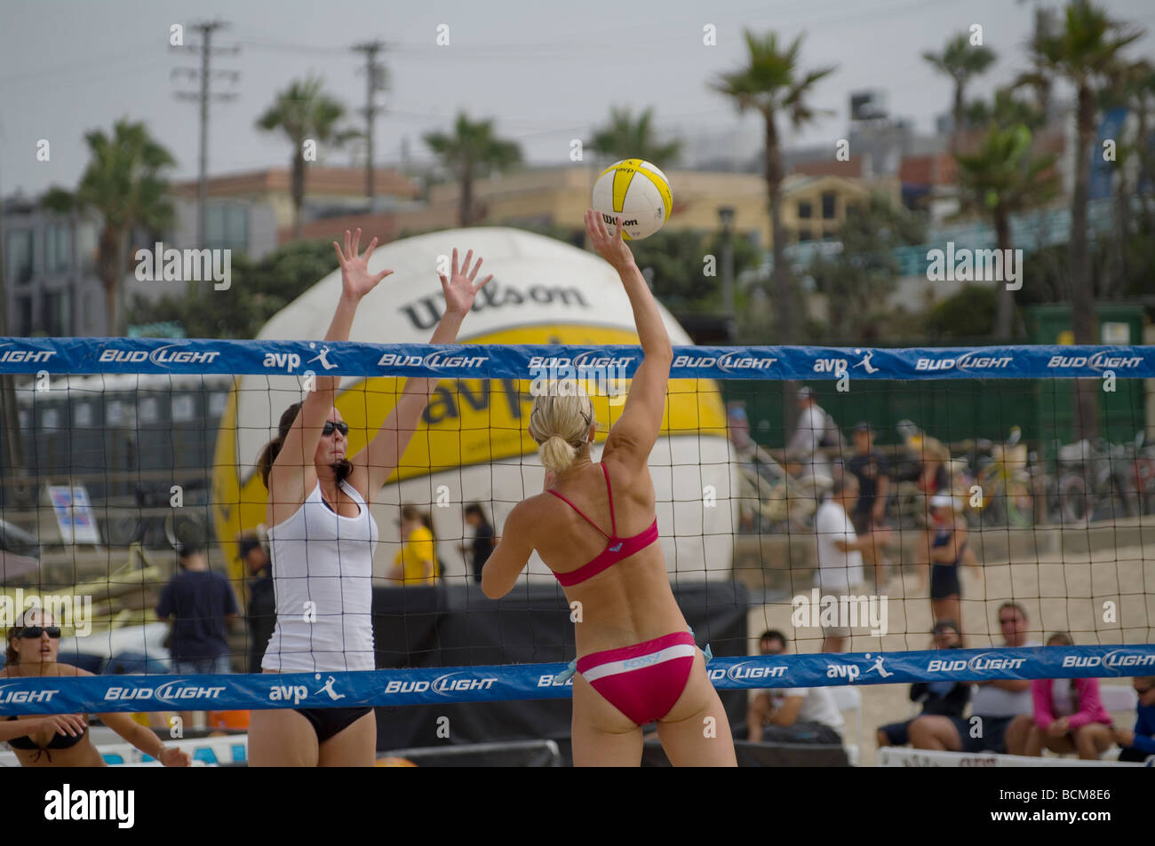 53a Manhattan Beach Open, AVP femminile di beach volley match di qualificazione. Foto Stock