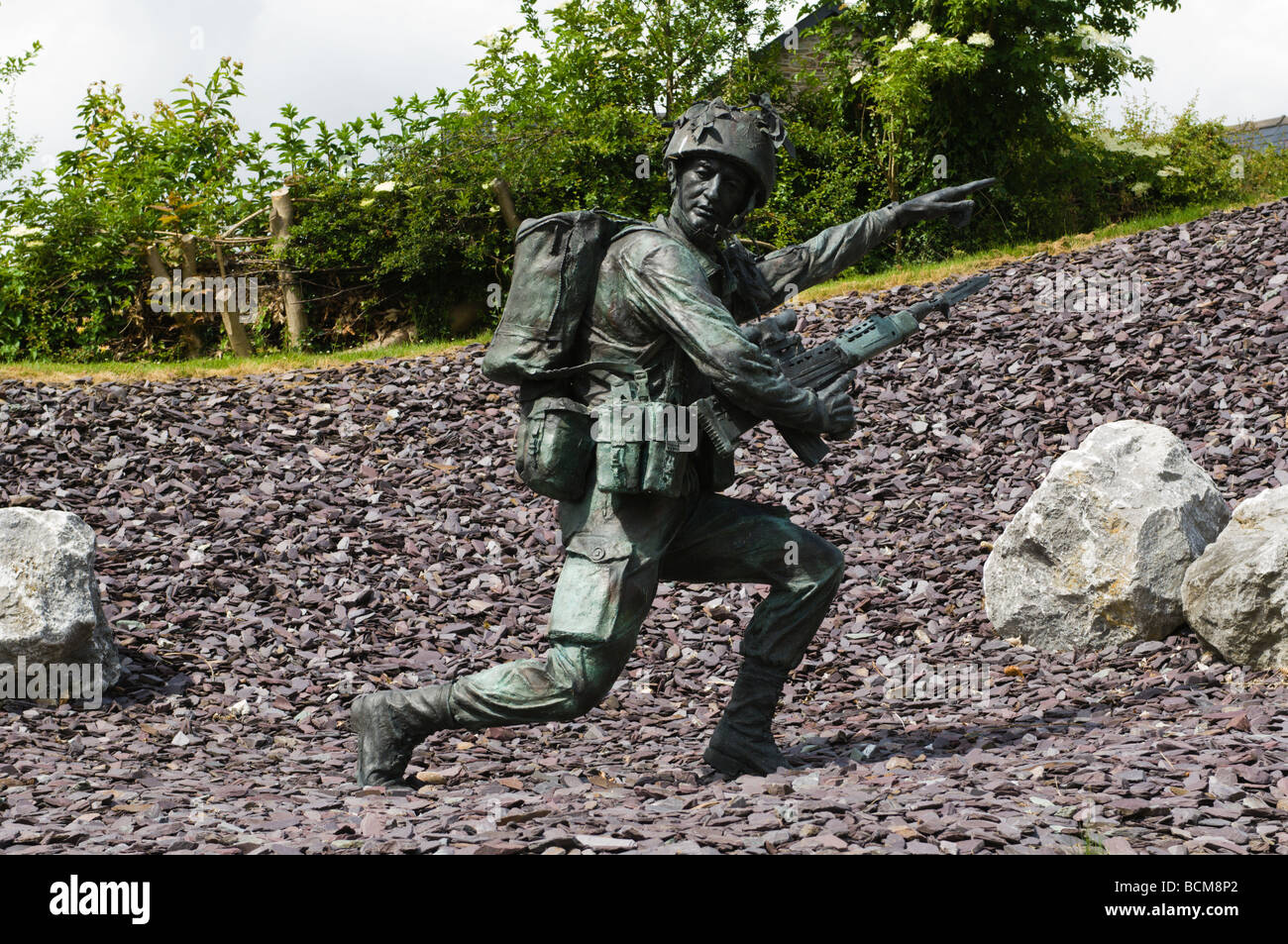 Statua al di fuori della battaglia di fanteria scuola a linee Dering in Brecon Foto Stock