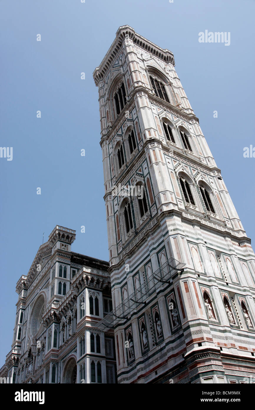 Il Campanile di Giotto,rivestito in bianco, verde e rosa marmi toscani ,parte della favolosa cattedrale di Firenze ,basilica. Foto Stock