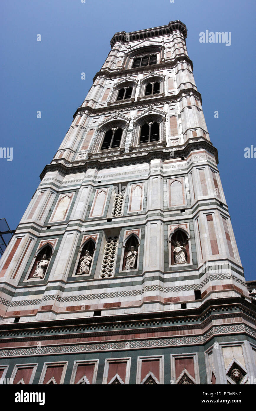 Il Campanile di Giotto,rivestito in bianco, verde e rosa marmi toscani ,parte della favolosa cattedrale di Firenze ,basilica. Foto Stock