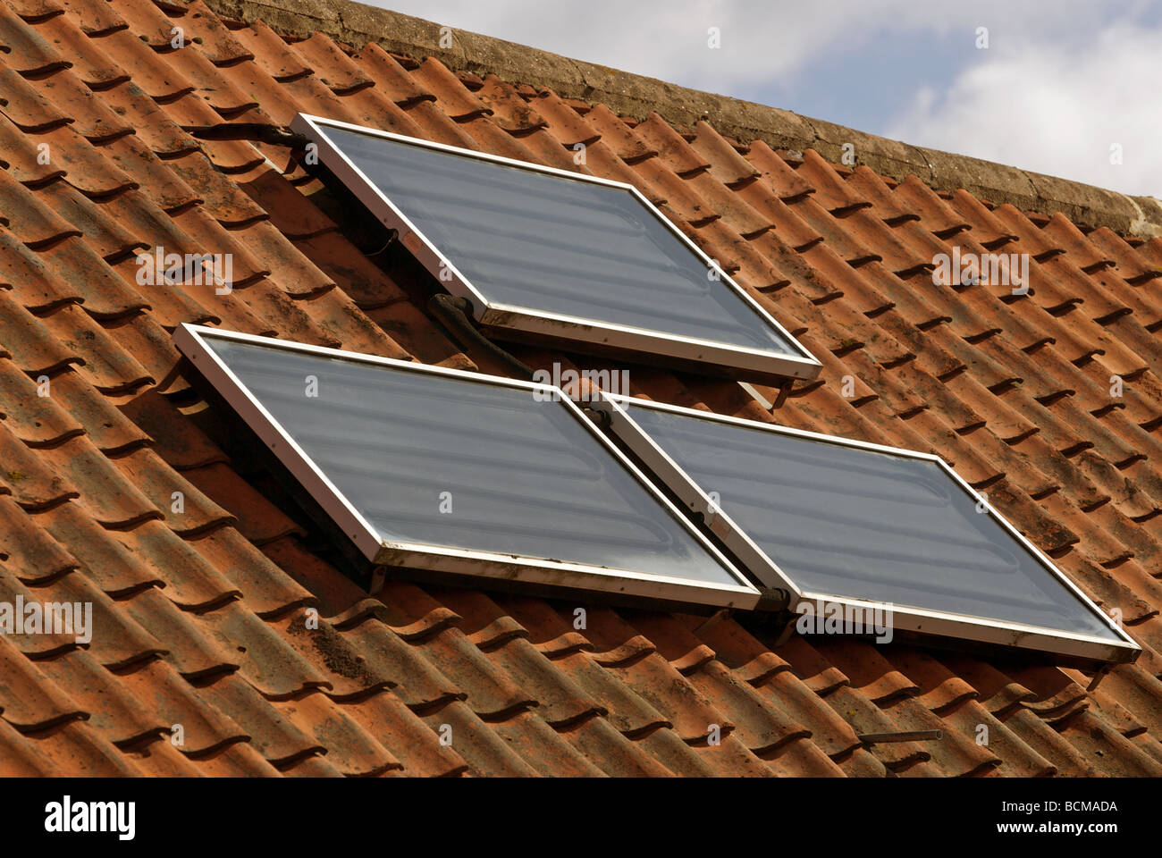 La prima generazione di pannelli solari collegato al sistema di acqua calda Foto Stock