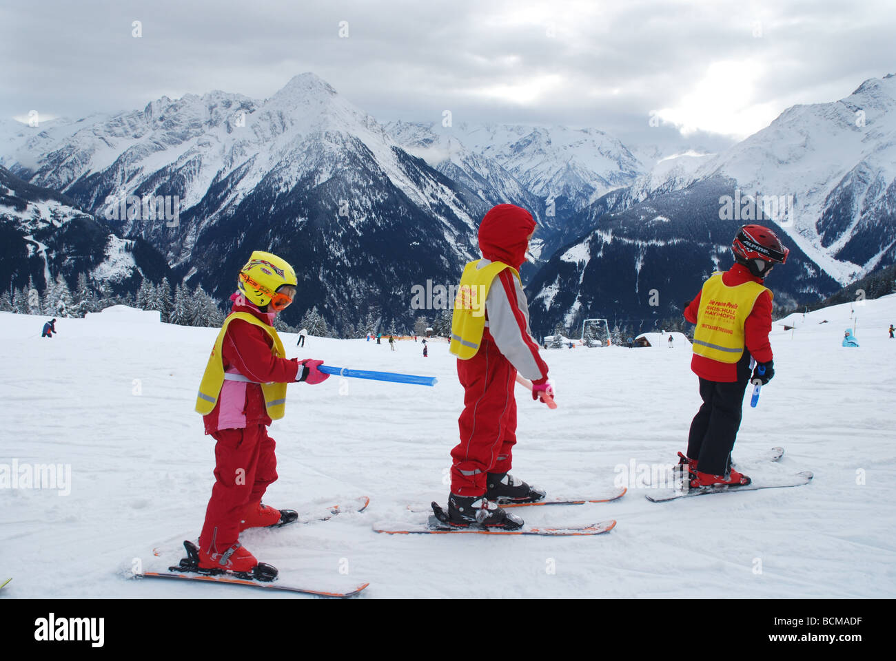 I bambini nella classe di sci sul pendio di montagna Zillertal Tirol Foto Stock