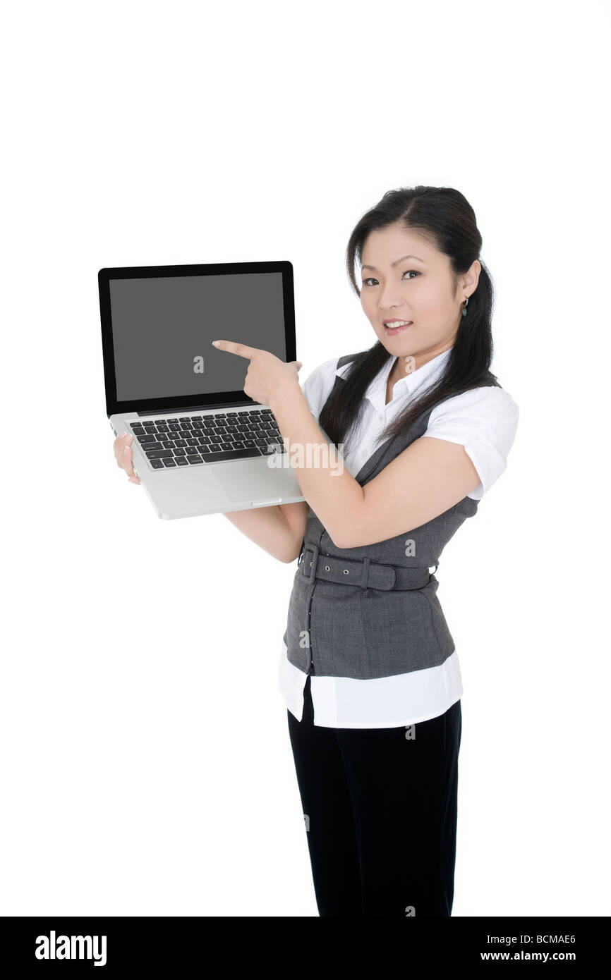 Bella asiatica imprenditrice azienda e puntando a un computer portatile Foto Stock