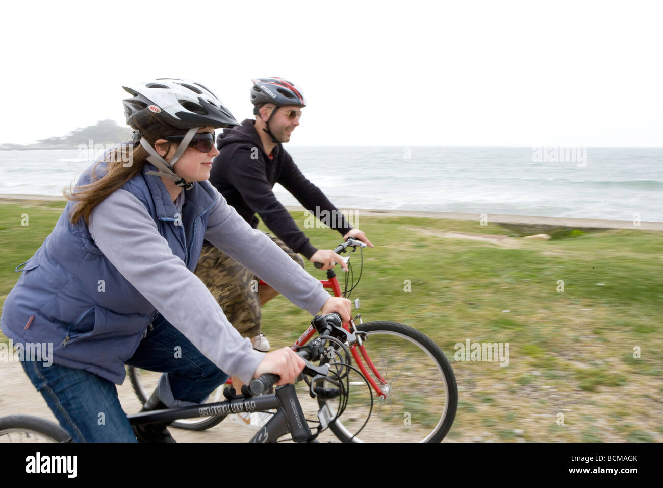 Giovane ciclismo su bagnato Cornish holiday Foto Stock