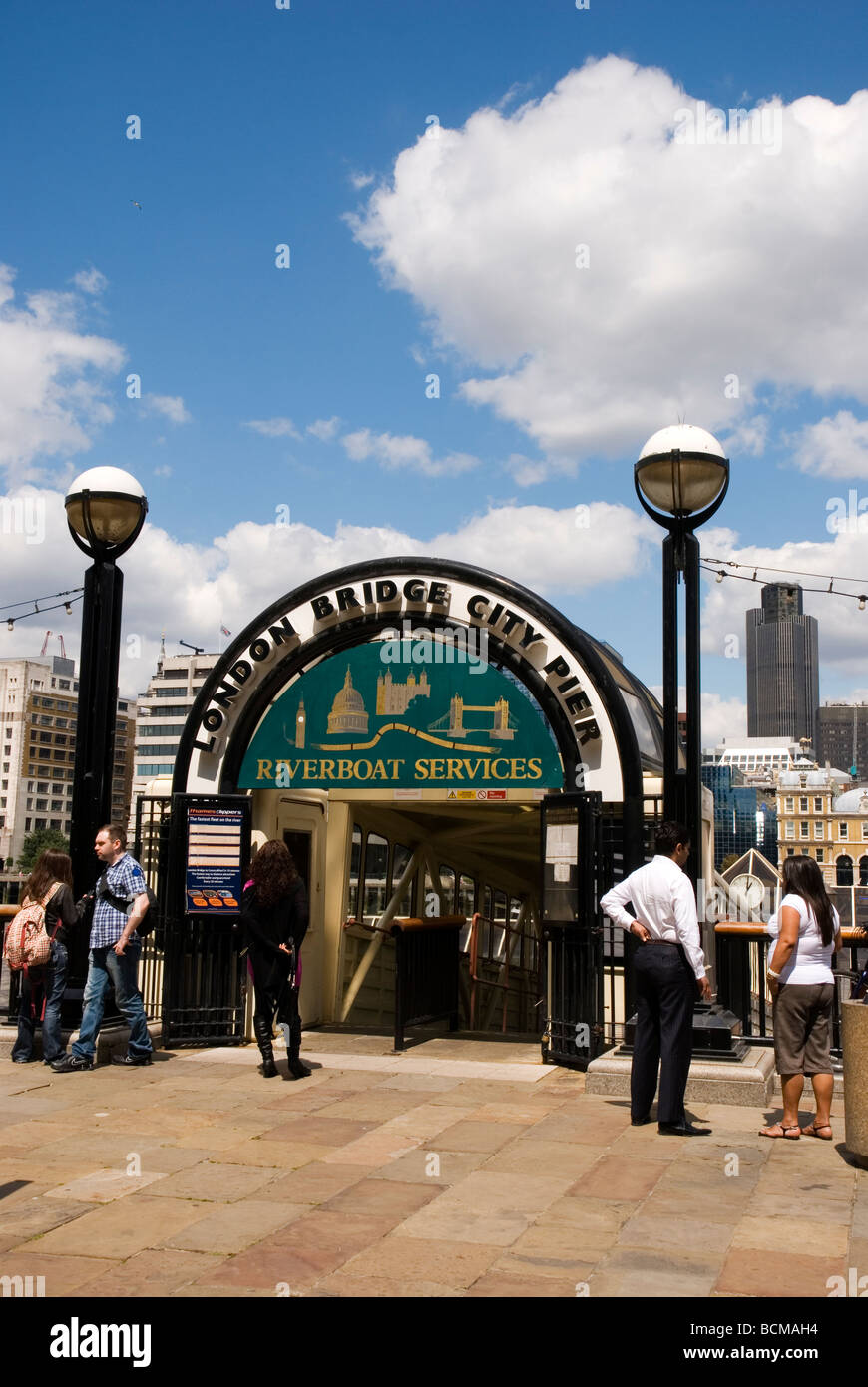 Ponte di Londra City Pier, il fiume Tamigi in Londra England Regno Unito Foto Stock