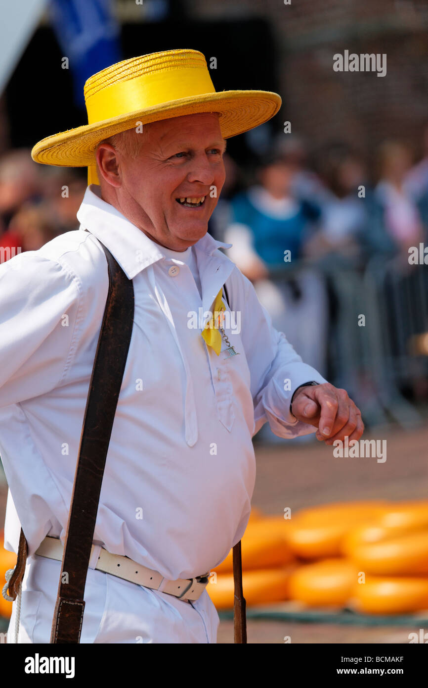 Vettore di formaggio con cappello giallo a Alkmaar Cheesemarket, Alkmaar, North Holland, Paesi Bassi. Foto Stock