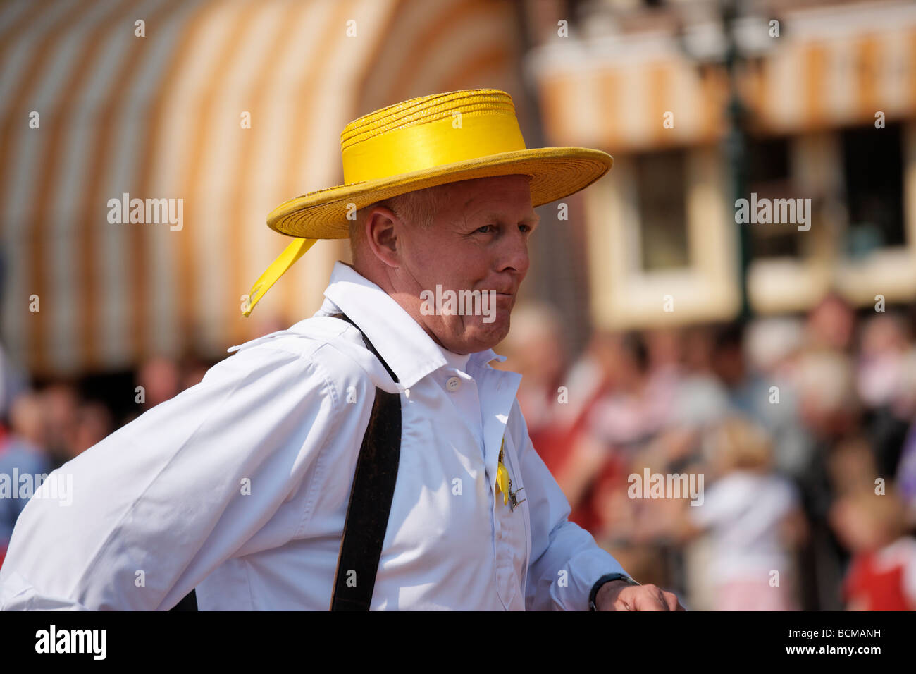 Vettore di formaggio con cappello giallo a Alkmaar Cheesemarket, Alkmaar, North Holland, Paesi Bassi. Foto Stock
