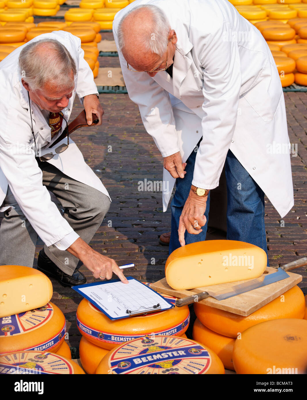 Ispezione di formaggio Gouda a Alkmaar Cheesemarket, Alkmaar, North Holland, Paesi Bassi. Foto Stock