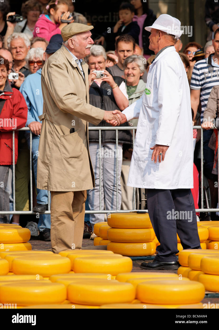 Contrattazione di prezzo per il formaggio Gouda a Alkmaar Cheesemarket, Alkmaar, North Holland, Paesi Bassi. Foto Stock