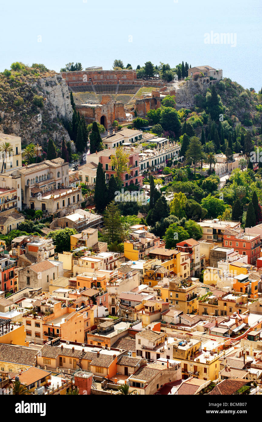 L'Anfiteatro Greco e roof top Arial vista di Taormina in Sicilia, Italia Foto Stock