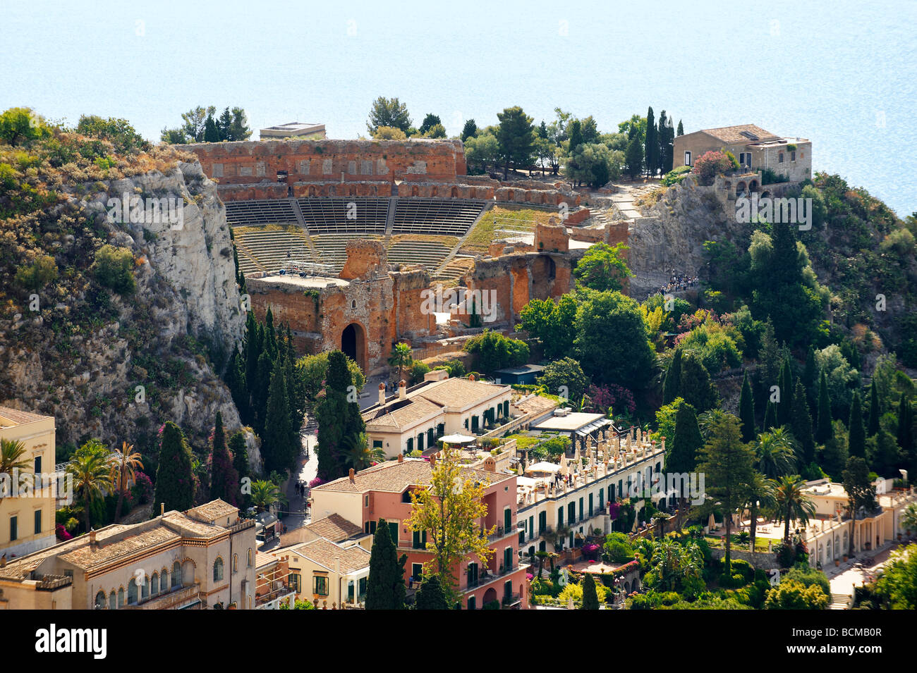 L'Anfiteatro Greco e roof top Arial vista di Taormina in Sicilia, Italia Foto Stock