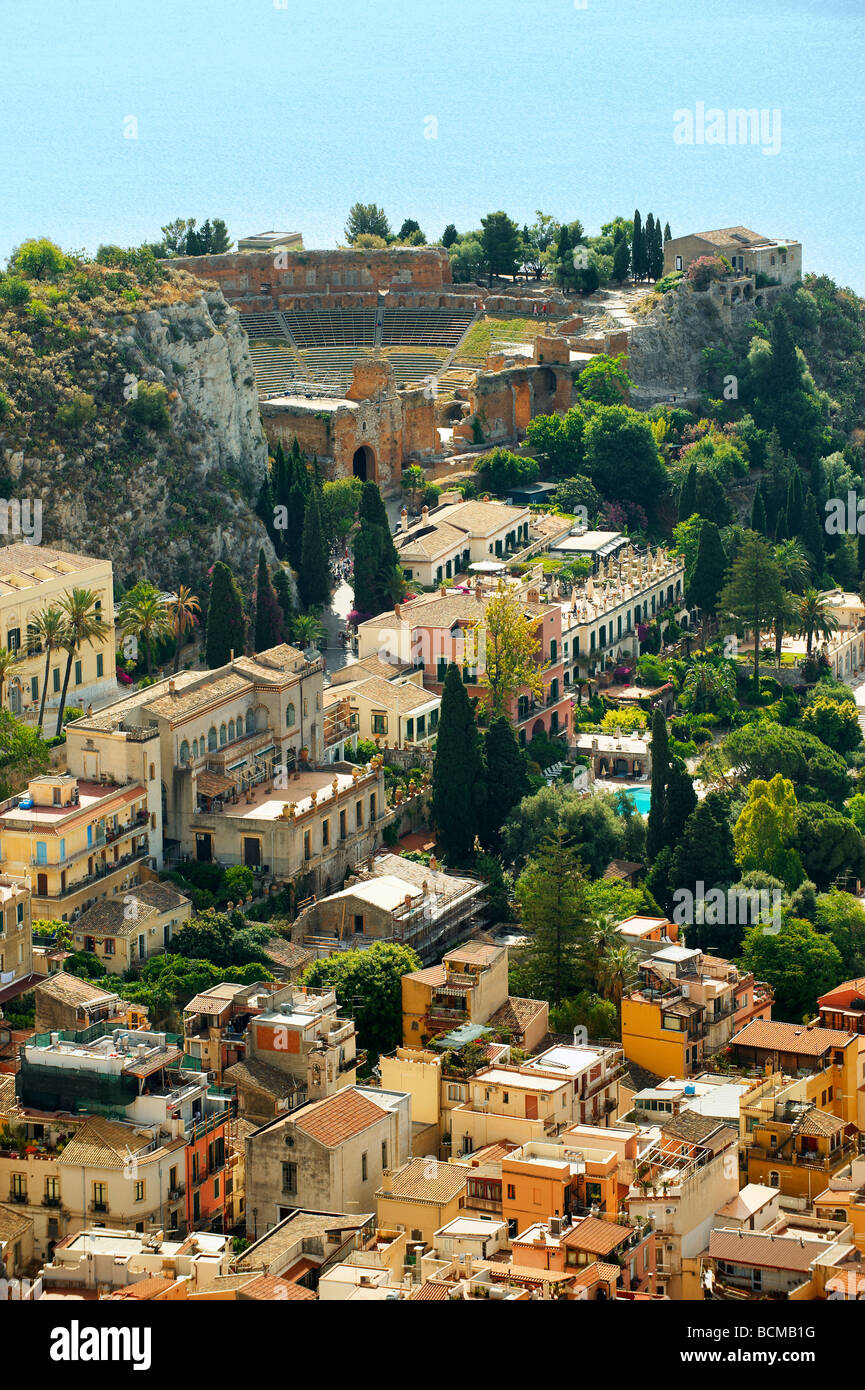 L'Anfiteatro Greco e roof top Arial vista di Taormina in Sicilia, Italia Foto Stock