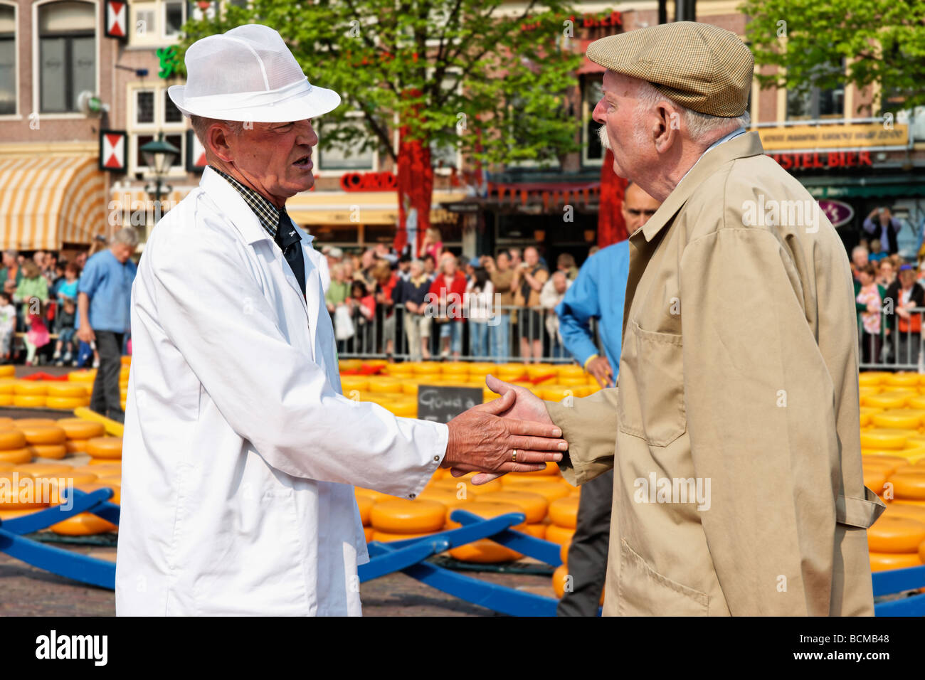 Contrattazione di prezzo per il formaggio Gouda a Alkmaar Cheesemarket, Alkmaar, North Holland, Paesi Bassi. Foto Stock