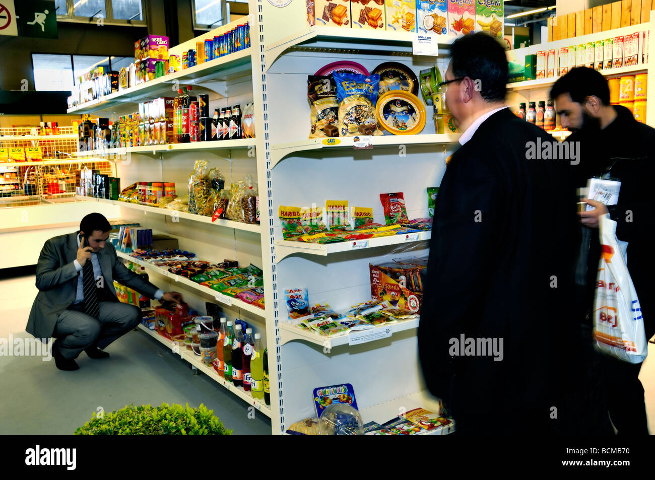, vista interna di supermarketPARIS FRANCE, 'etnic Food' Store Shelves Arabian 'Halal Foods' Man shopping, Shopper scegliendo merci in locale Foto Stock