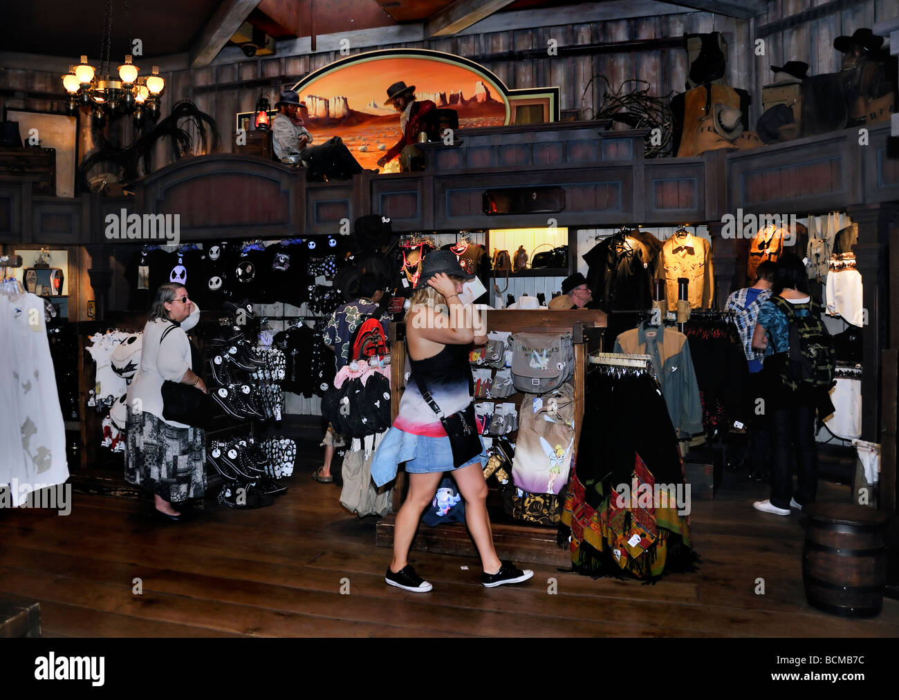 Parigi Francia Teens Shopping 'Disneyland Paris' turisti in "terra di frontiera " Dono Store Foto Stock