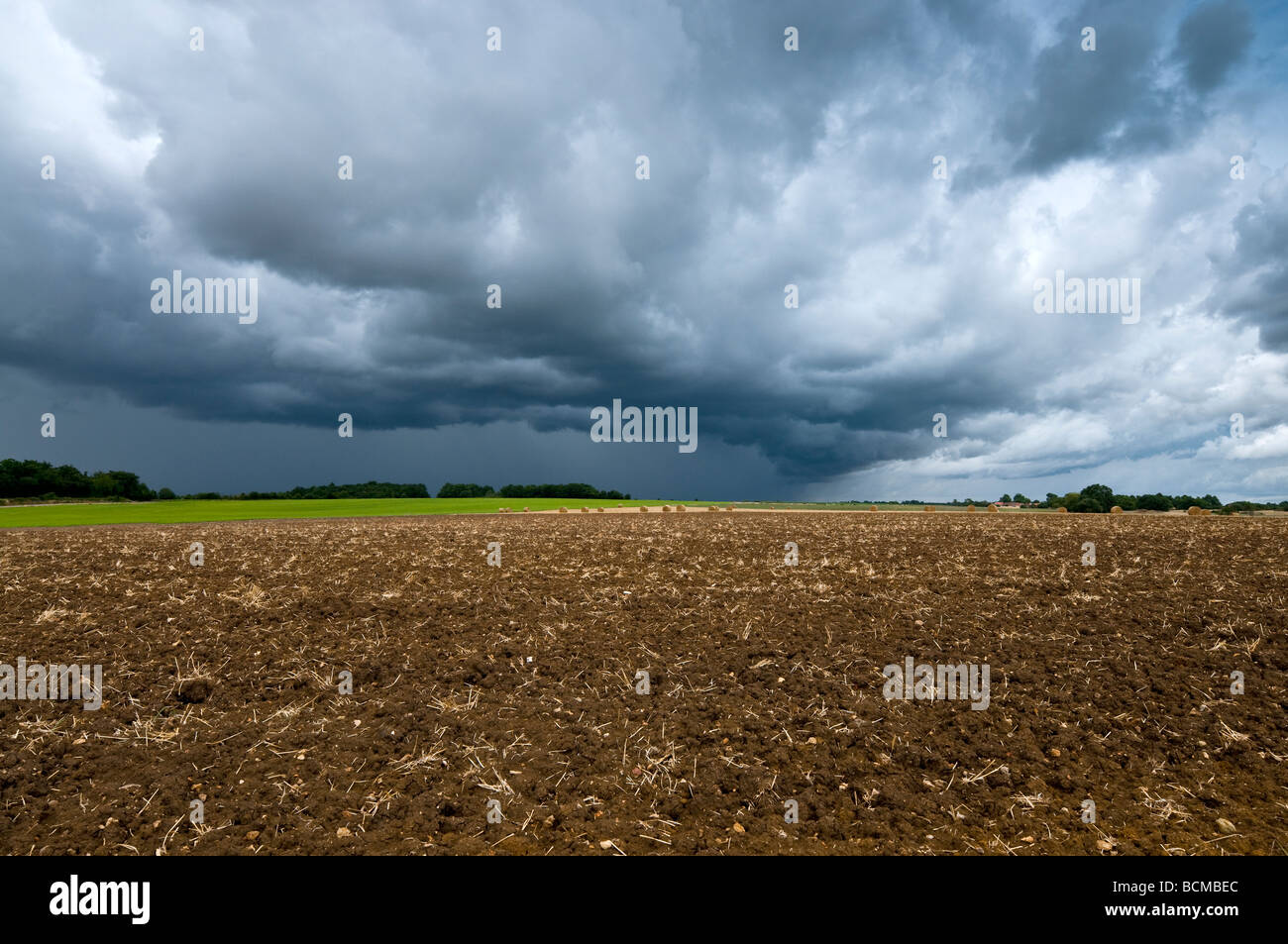 Raccolta nubi su terreni agricoli - sud-Touraine, Francia. Foto Stock
