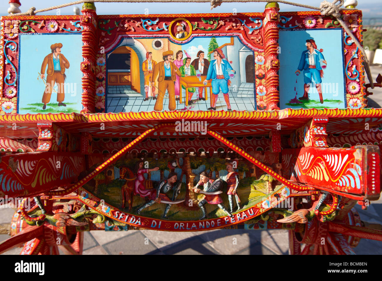 Arte popolare siciliana tradizionale su un carrello di legno raffigurante gente Racconti di Sicilia Foto Stock