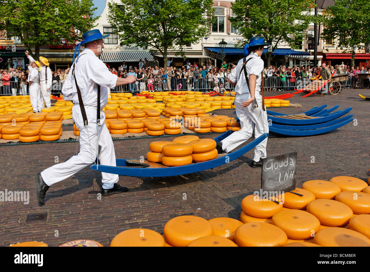 Formaggio portanti a Alkmaar Cheesemarket, Alkmaar, North Holland, Paesi Bassi. Foto Stock