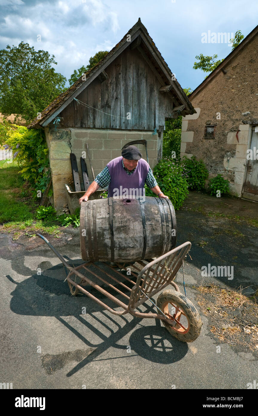 Agricoltore il caricamento di botte di vino sul camion - sud-Touraine, Francia. Foto Stock