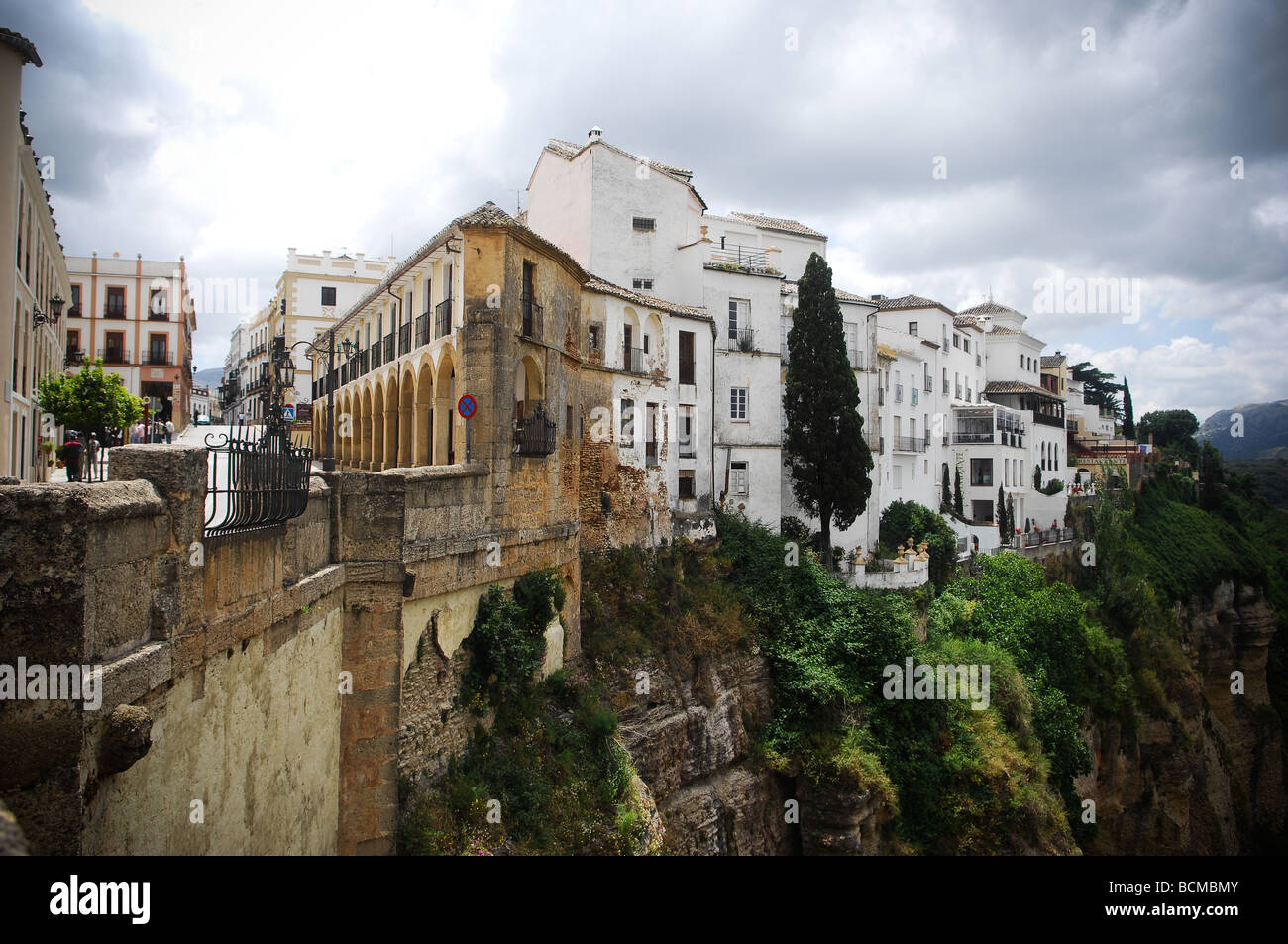 Una vista panoramica di alcune vecchie case di Spagnolo costruito sul bordo di una scogliera nella città di Rhonda. Foto Stock