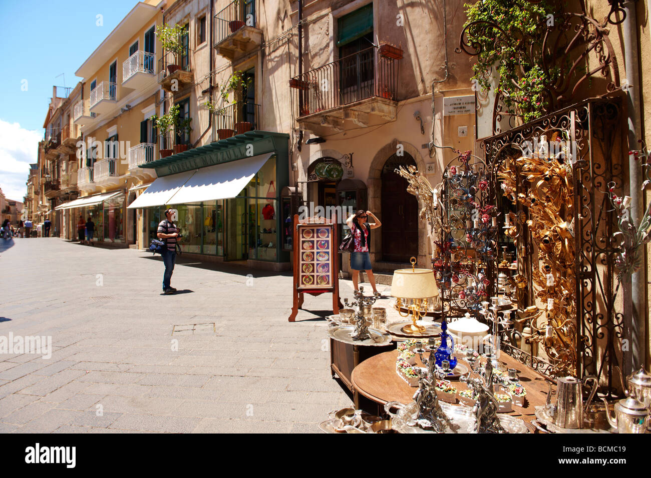 Negozi di antiquariato nella strada principale di Taormina, Sicilia Foto Stock