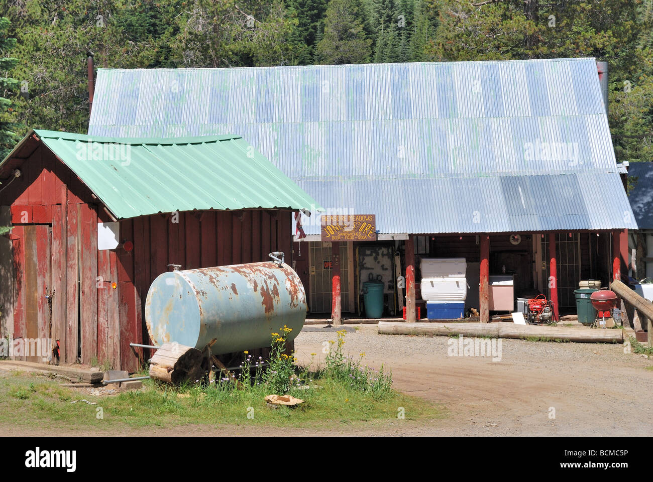 Jones store in Beasore Prato, Beasore strada in Sierra forestale nazionale, California centrale, Sierra Nevada Foto Stock