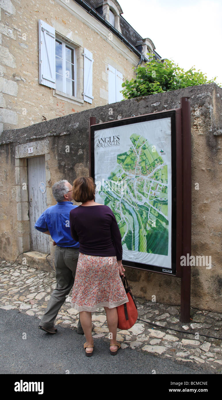 I turisti la lettura mappa del villaggio francese Foto Stock